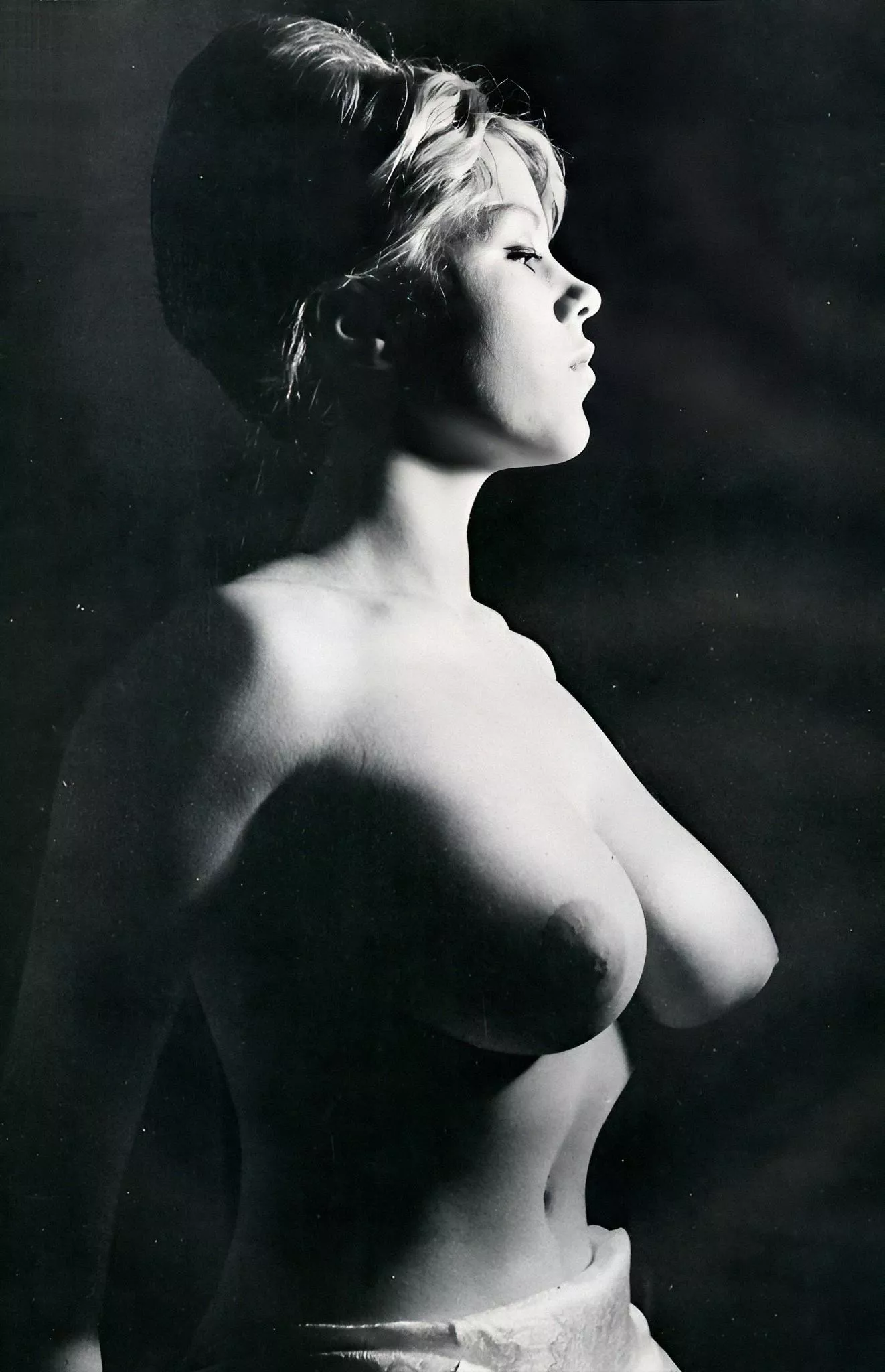 Margaret Nolan, stepping into the limelight, 1960's posted by MugPuntertoo