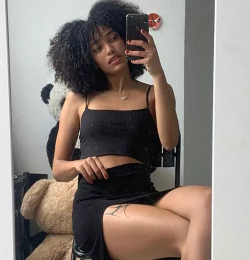 really love this tight black skirt by yourbestmovethisyear