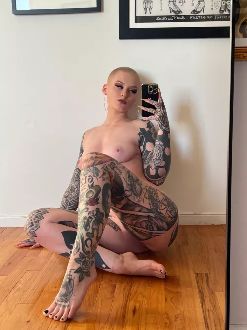 She’s got more on that juicy booty of hers by aaMikhael