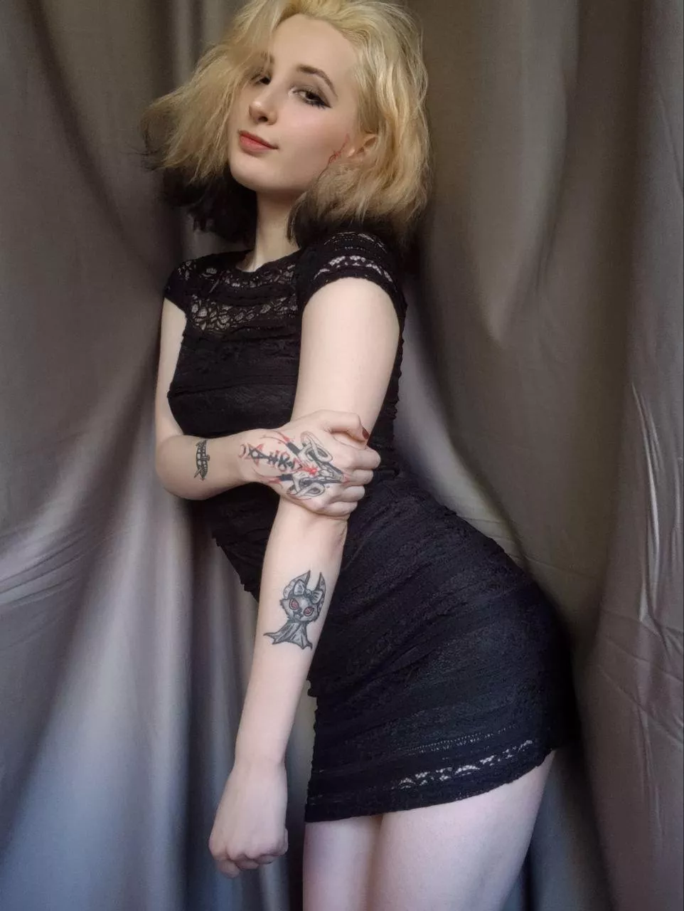 Very tight dress, decided to squeeze me from all sides😳 posted by Bilonnna