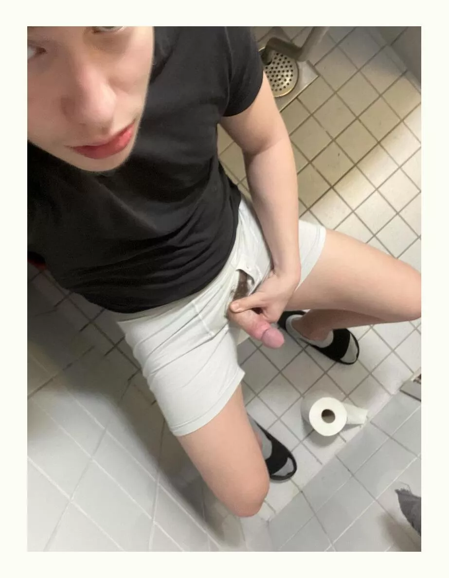 18yo guy in need of a ghroat to pee in🥵 posted by Unlikely-Profile9514