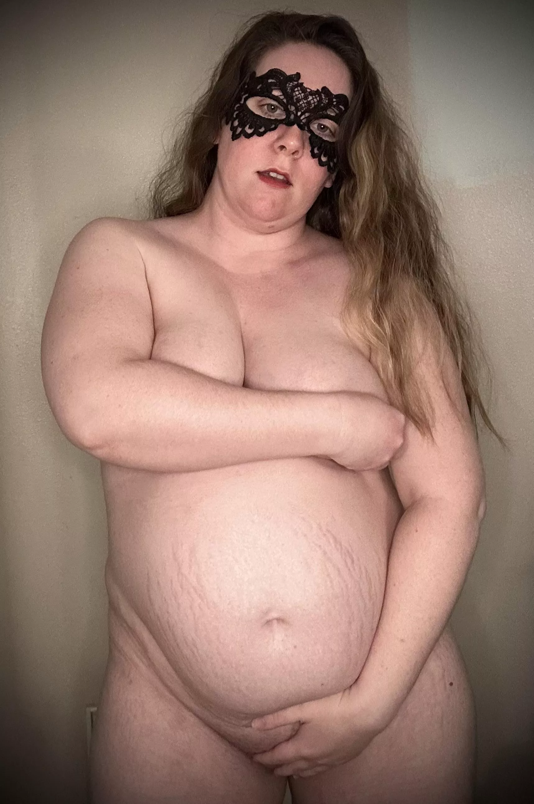 23 weeks and a beautiful bump posted by CurvyMamasFeet