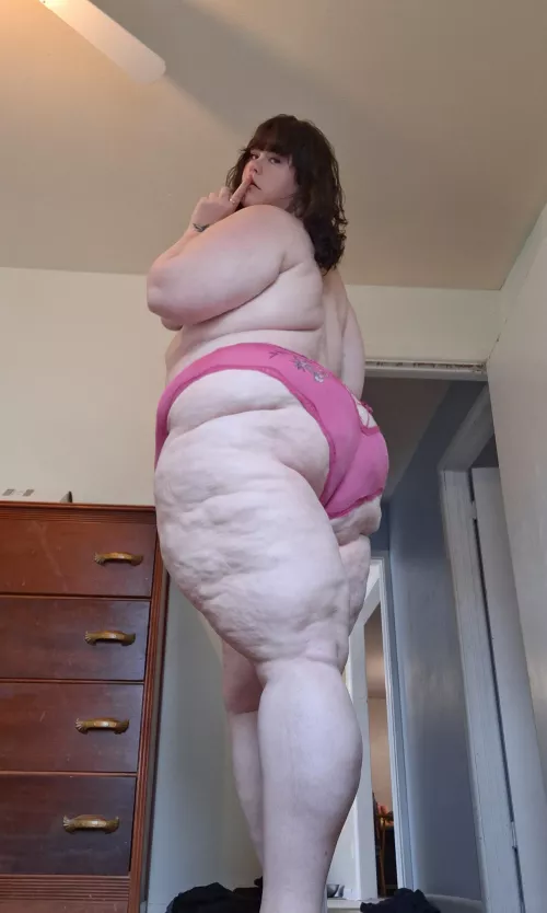 6'5 and freakishly huge 😘 by BigBlondeAmazon