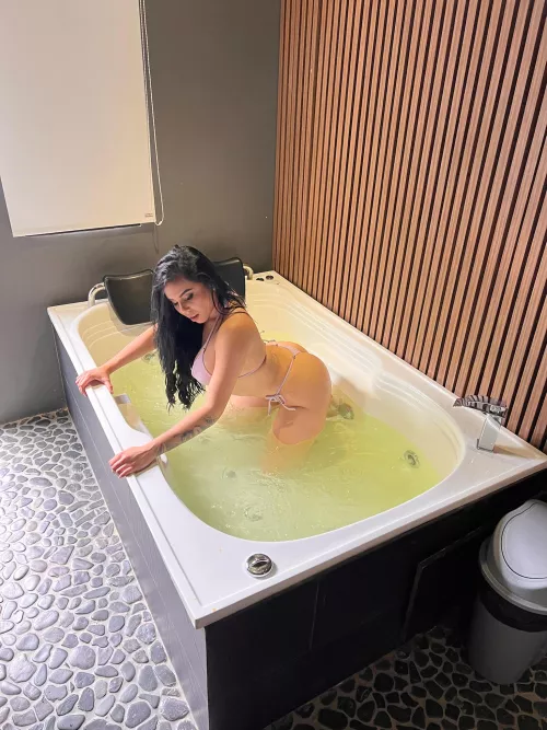 Come and let's take a horny bath by Kyliegrey_oficial