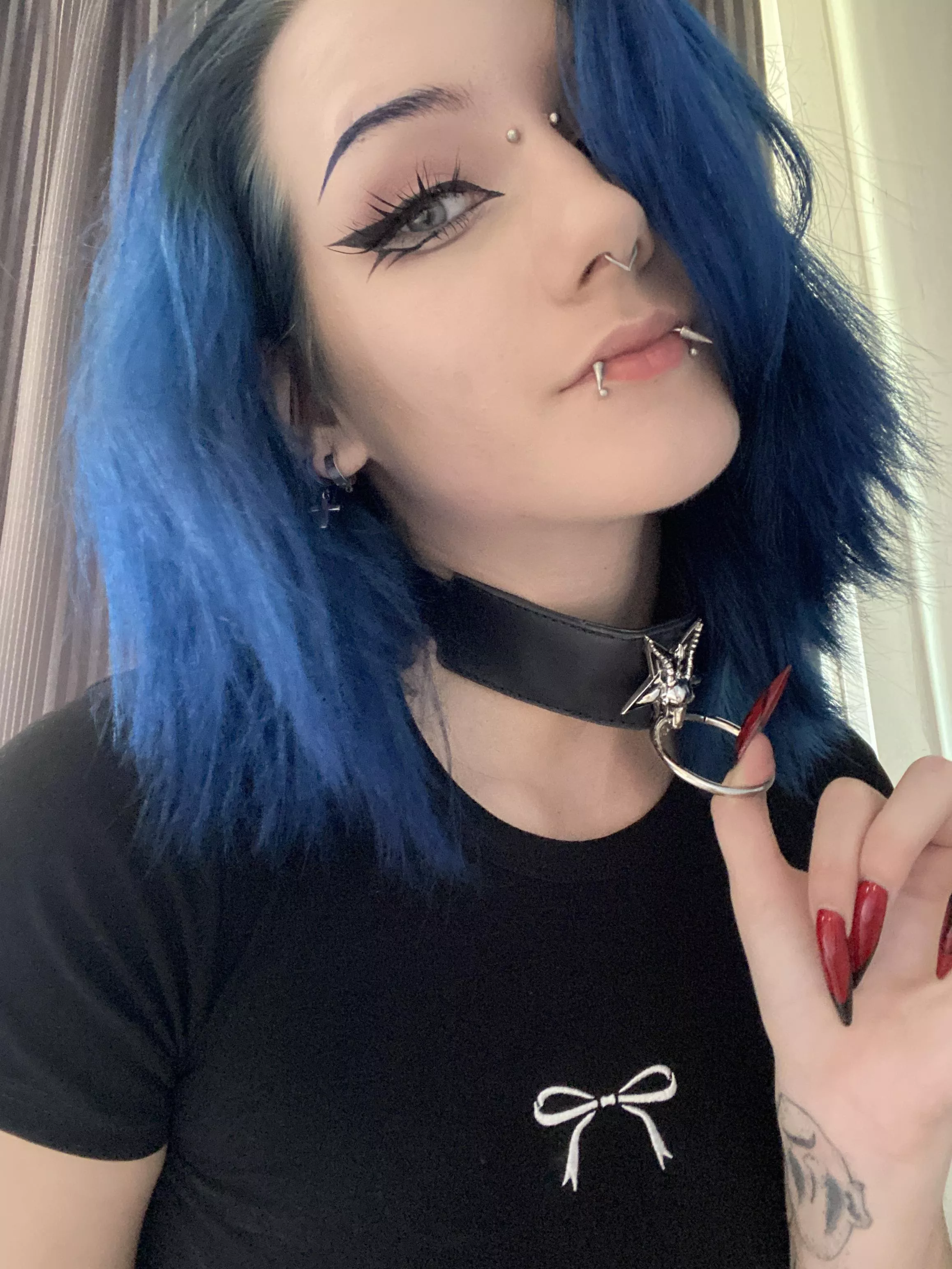 Enjoy my submissive gaze posted by hellinnlove