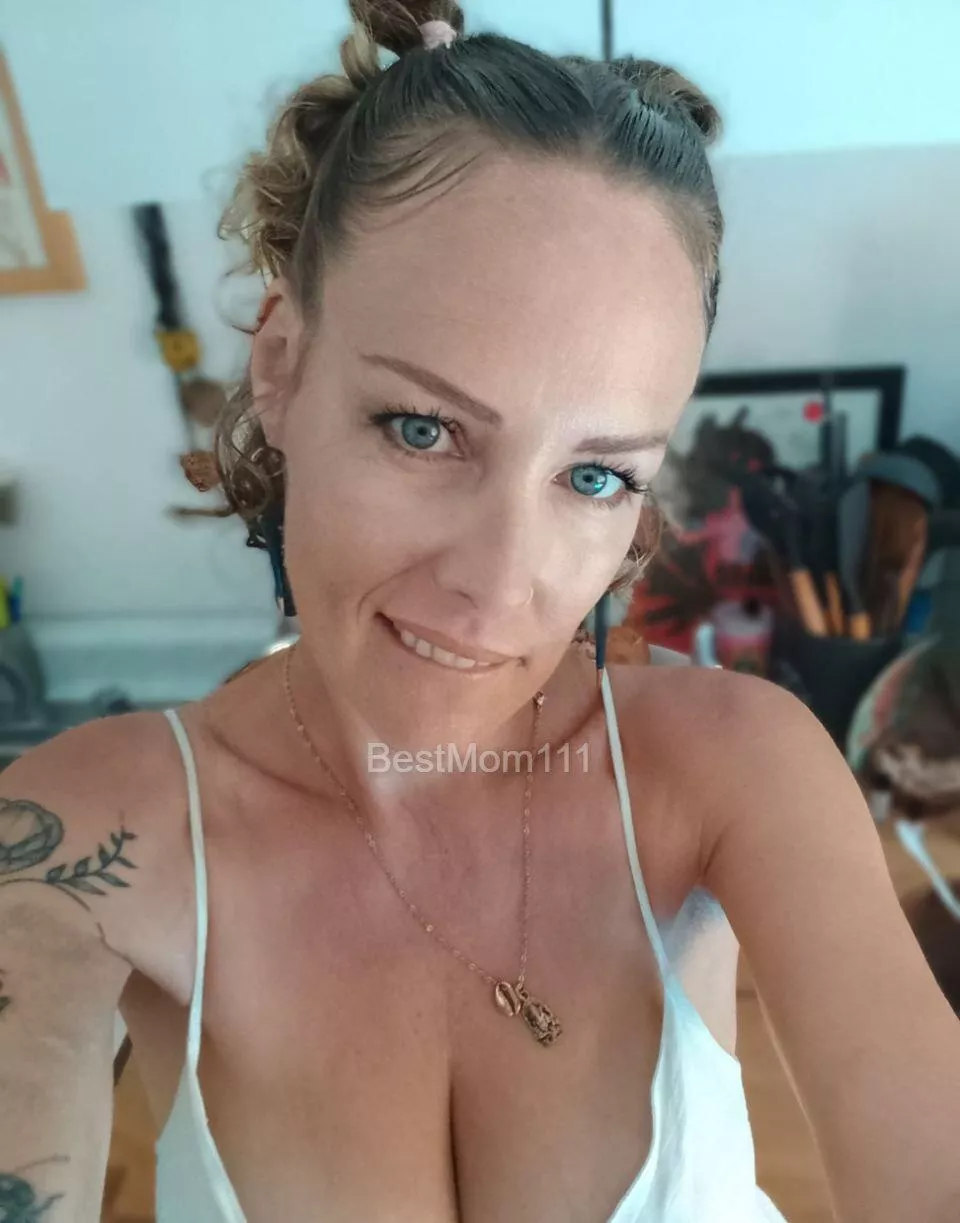 Give mommy a kiss 🫦 posted by BestMom111