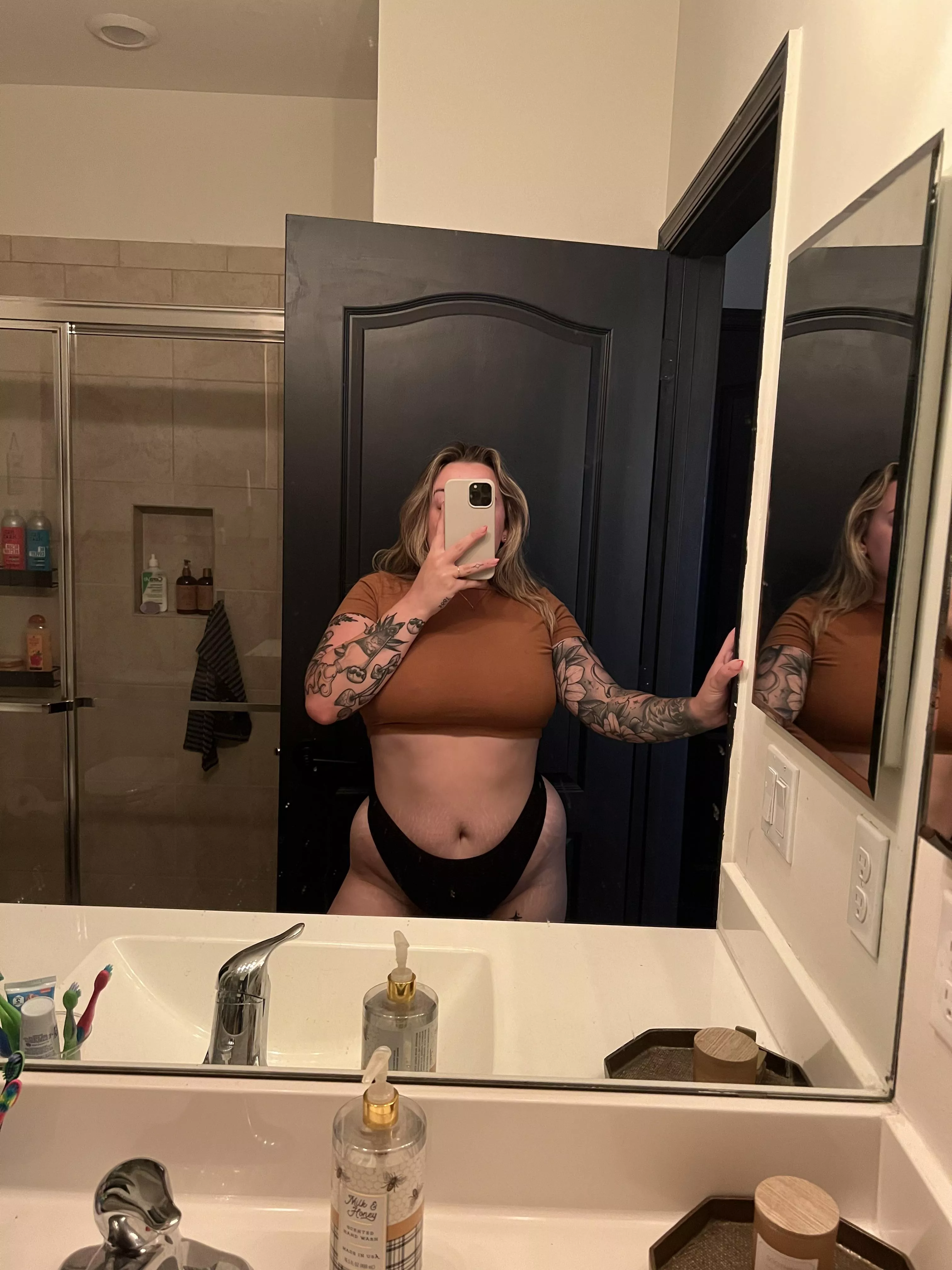 Hips for days  posted by gabiii_carter