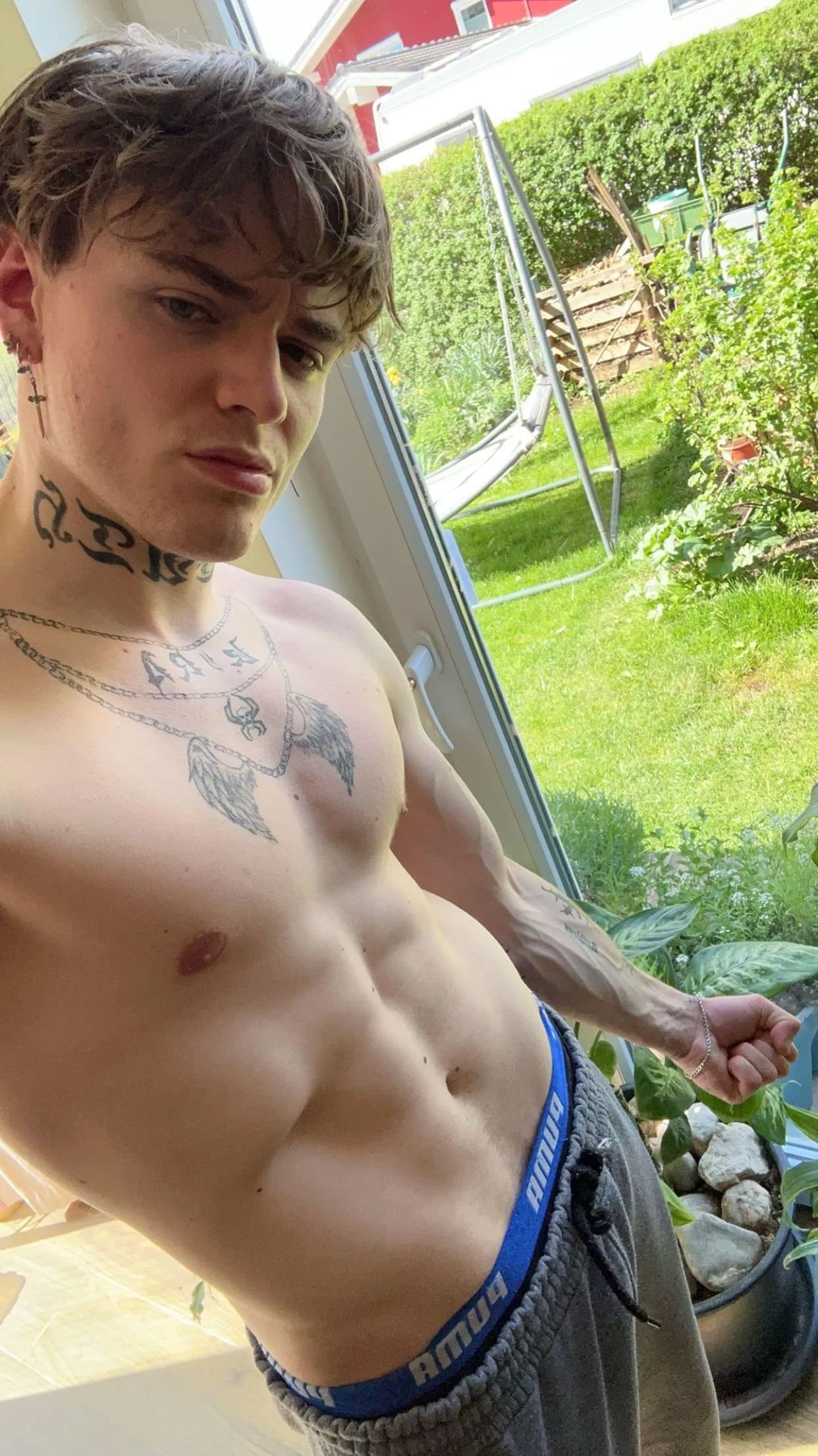 how do you like my v shape?😈 posted by imraezify