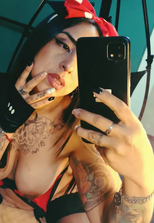 I love my nails and my mouth  by amanikirlis