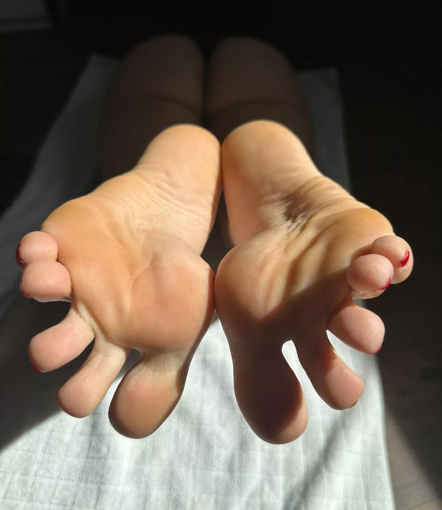 Looking for an unforgettable adventure? Let me show you between my toes 😈 posted by Pixiesoles23_