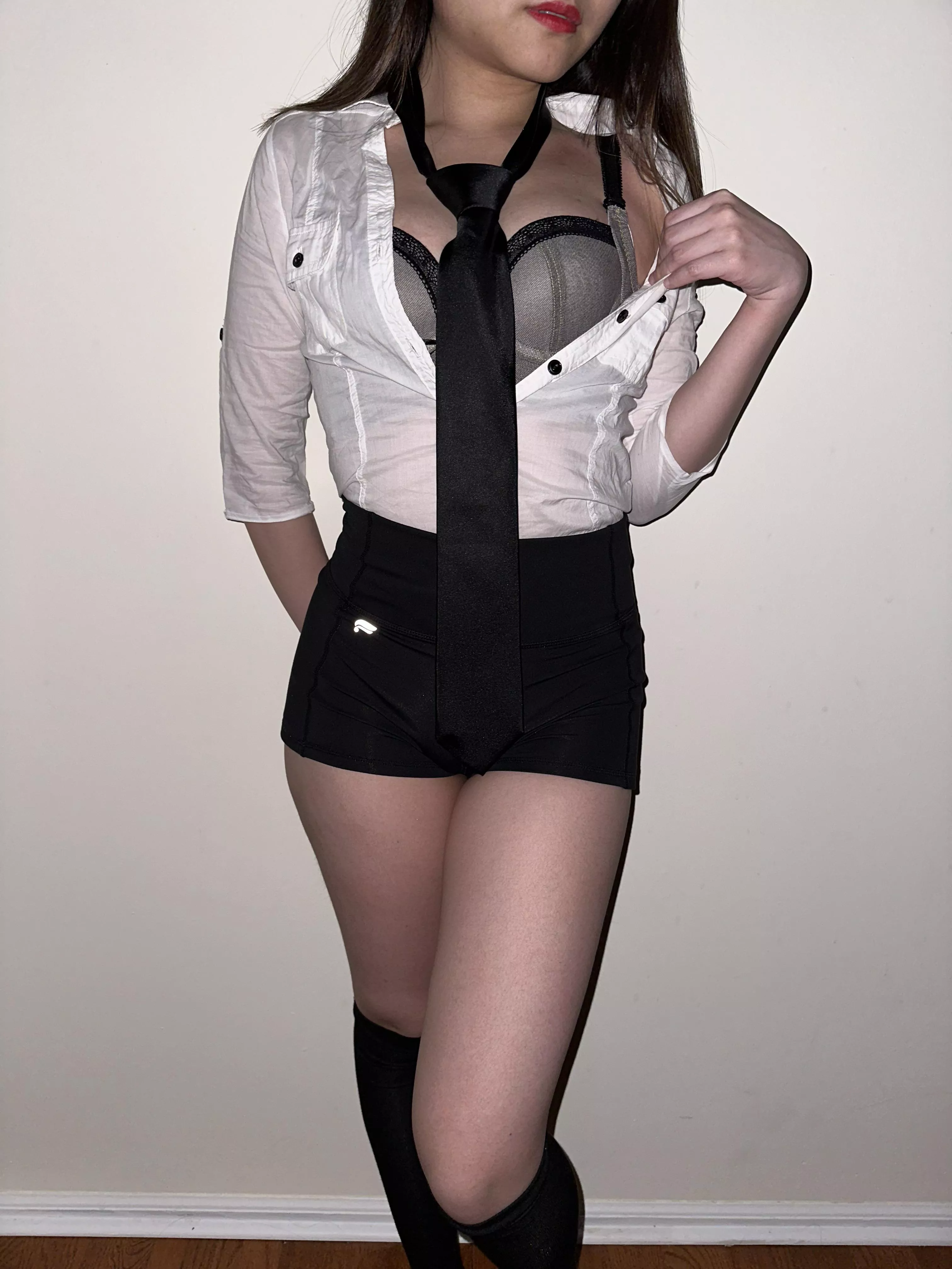 oops…my shirt slipped🤭 posted by jxddd69