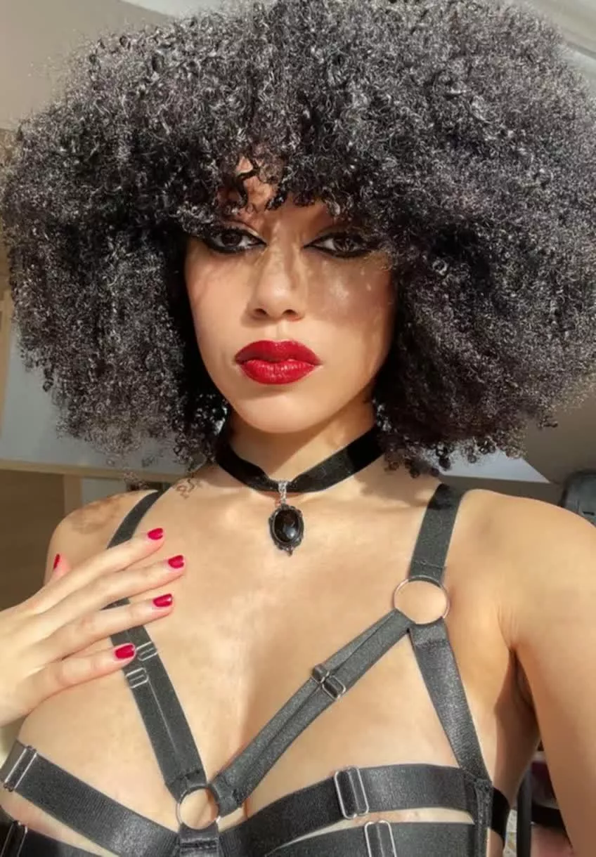 Seductive Gloom 🖤 posted by Samiraxoxodarky