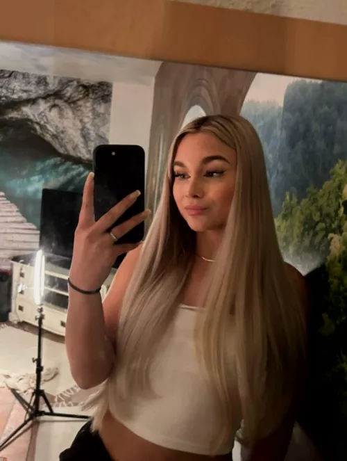 sending shoutout to mama for this gorgeous face and hot body lol by WhisperingWhisperxxx