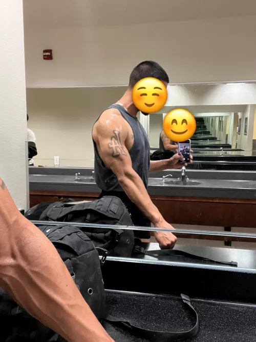 Side tricep action.  by KingAdonis06