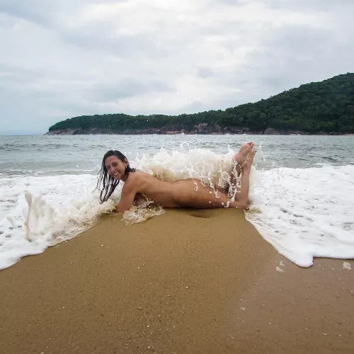 Another photo in the waves at Lagoa beach. by naturalmentelindinha