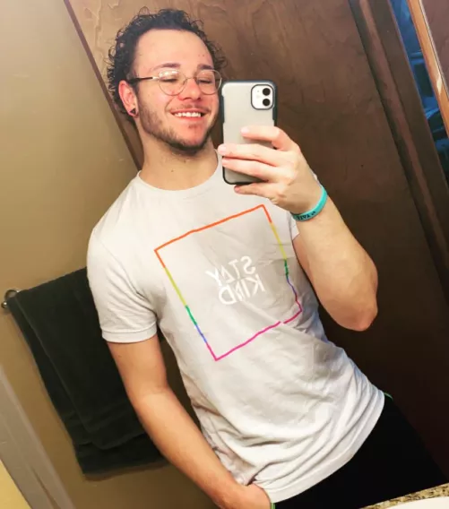 How’s everybody doin? 27m looking for cool dudes😊 by Admirable-Diamond104