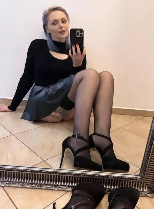 Just your 38yo MILF next door by theinkedsiren1