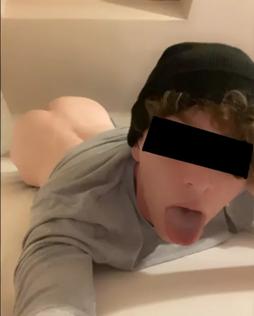 Knowing guys might be stroking their cock to my ass gets my so fucking horny 🤤 by NoResistance66