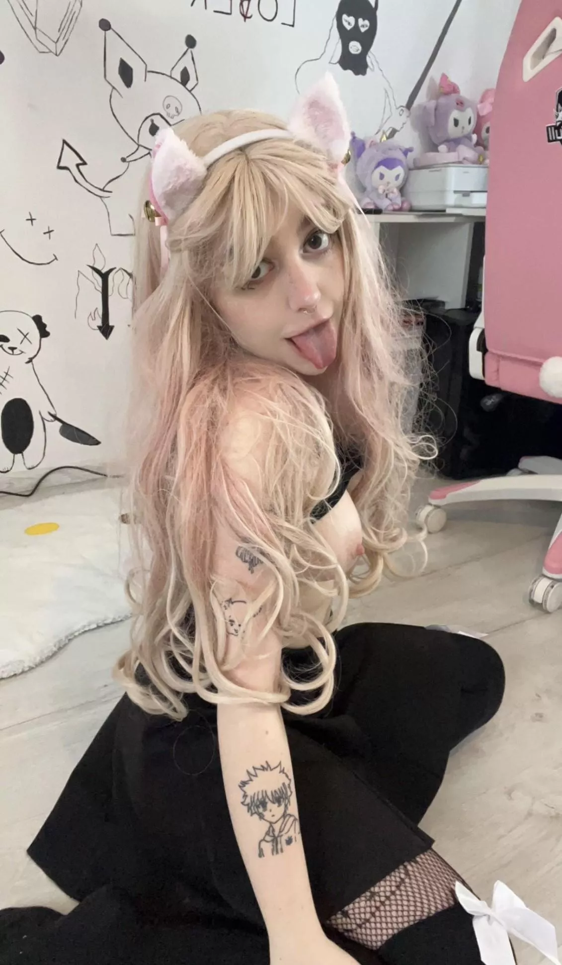 Would you let a goth girl explain One Piece lore to you be[f]ore fucking? posted by vick1wilder