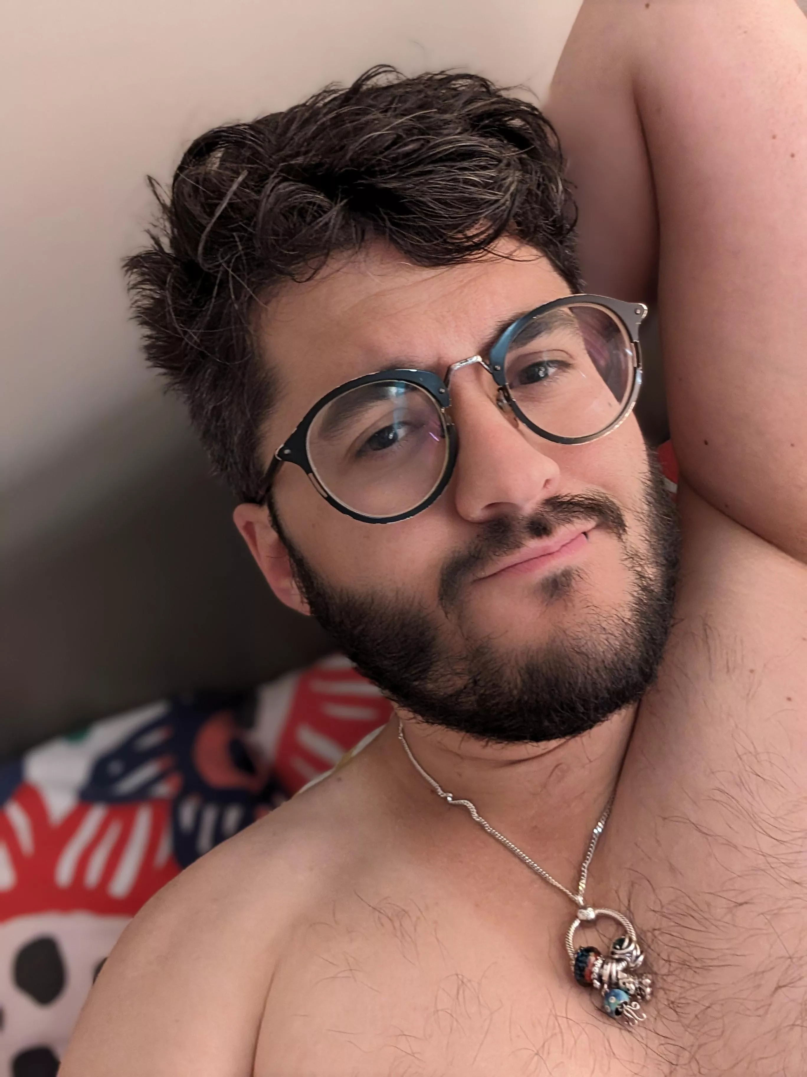 33 M UK currently hungover in bed, I'd love someone to text while I nurse myself better. Haha. Drop me a message 🥹 posted by RealisticlyCalmGamer