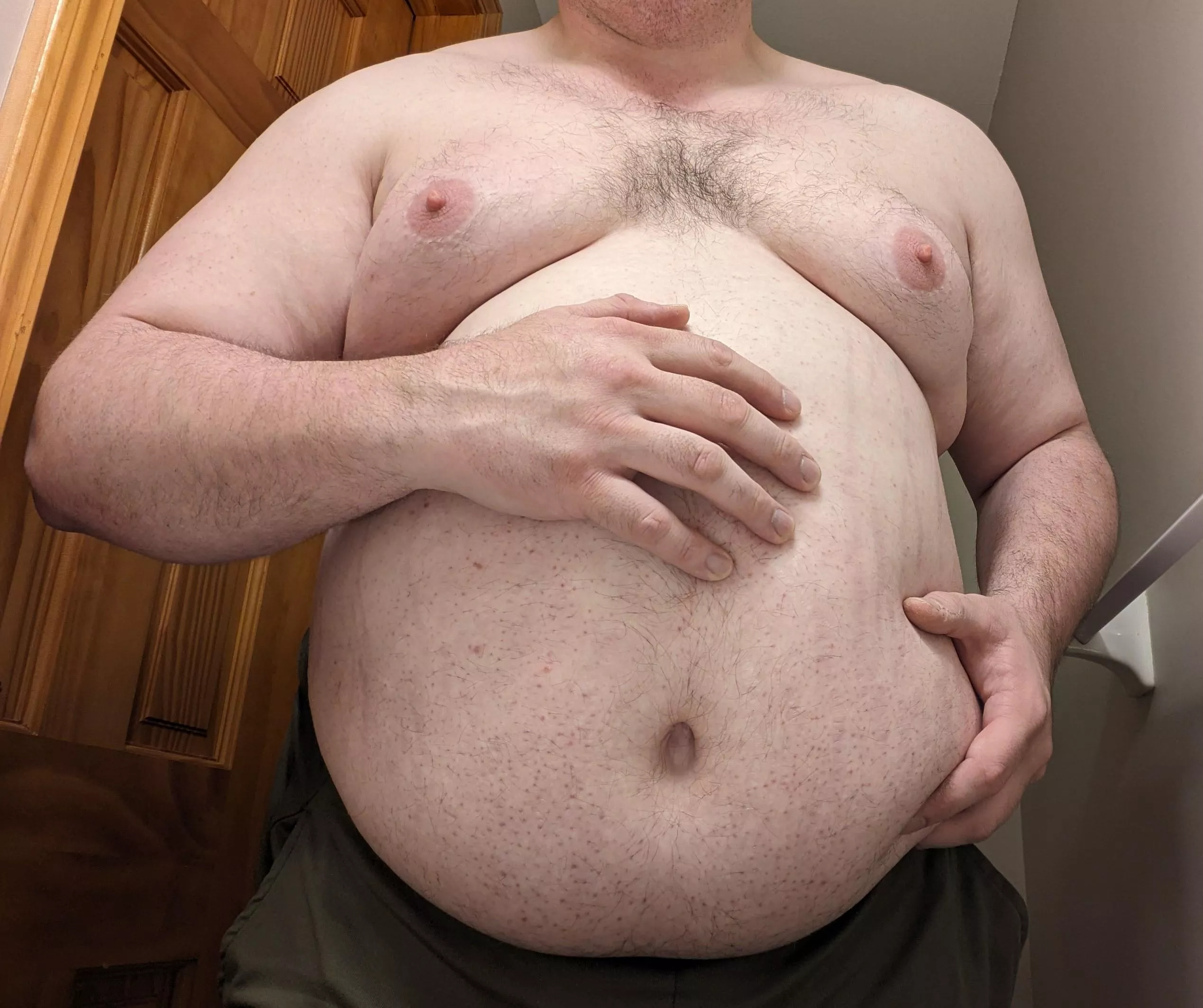 Big hands, bigger belly 😜 posted by thetinfoil