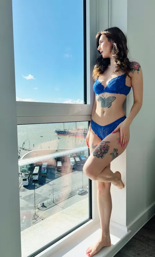 Ignore the buses you should be looking at me  by katiecooper4xo