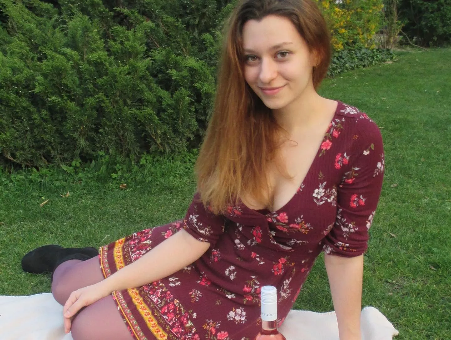Picnic cleavage posted by Lafi0