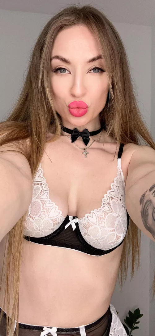 A kiss for those who love sinful girls
 by PlayerSvelte3949