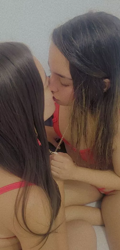 A kiss with my friend  by lissabee24