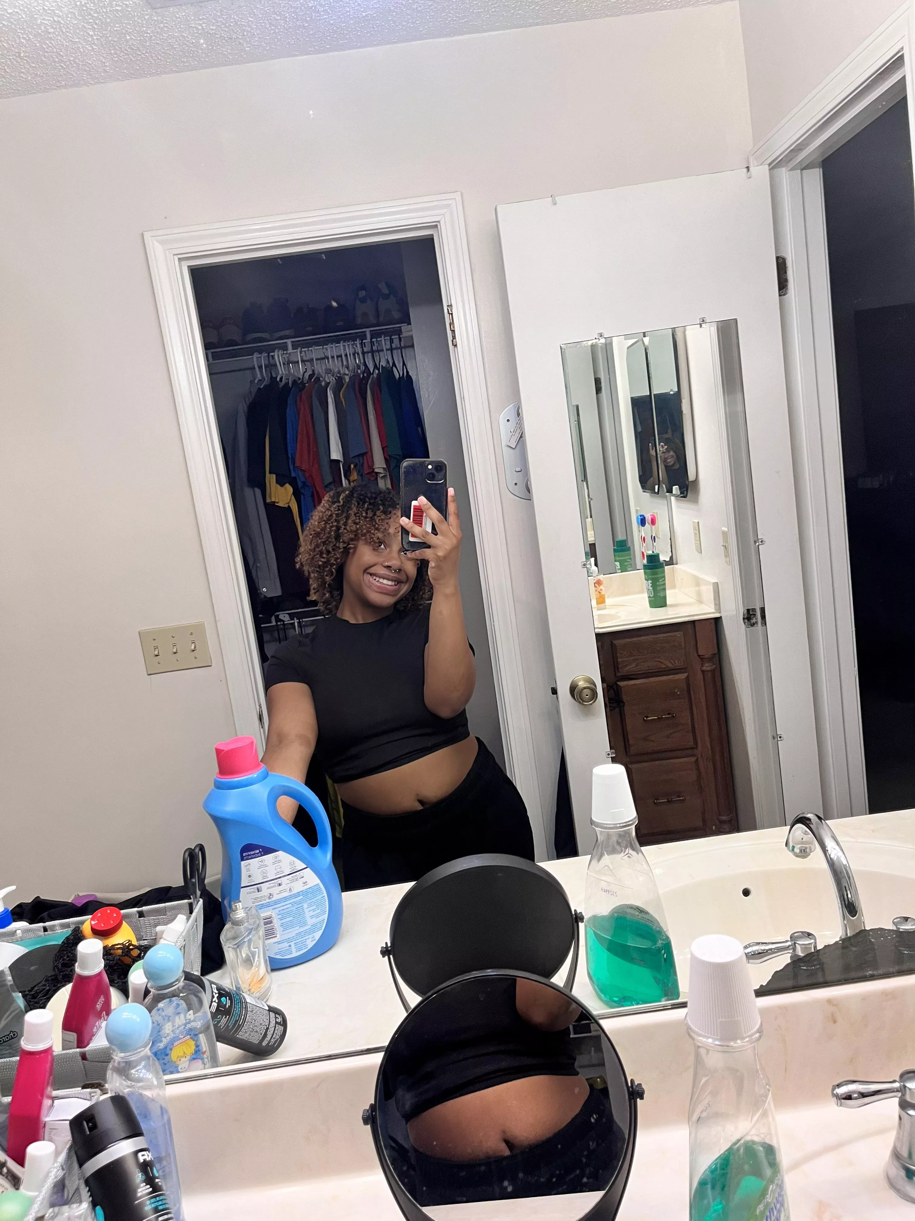 Belly button fetish, anyone 🤔 posted by goddesscherrrry