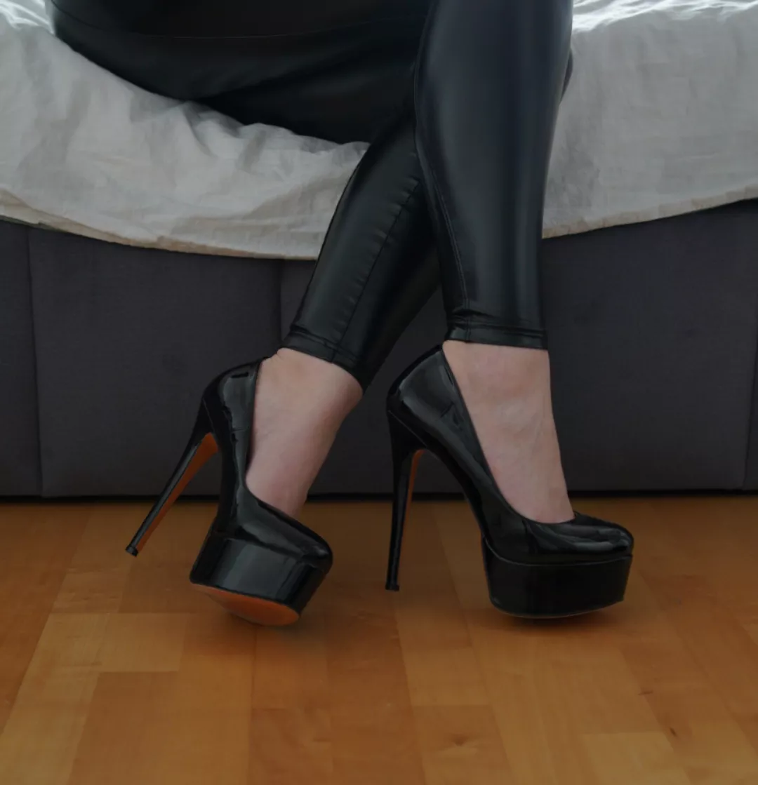 Black plateau heels 🖤 posted by mariagodess