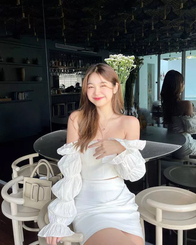 Cutie in White posted by whitetoweltw