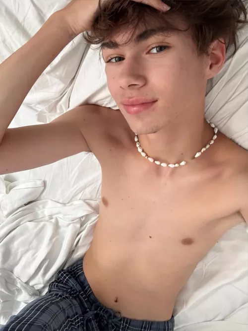 Do you find a 19yo125lbs guy with a slim body in tight trunk attractive? by SpicySisterxo_