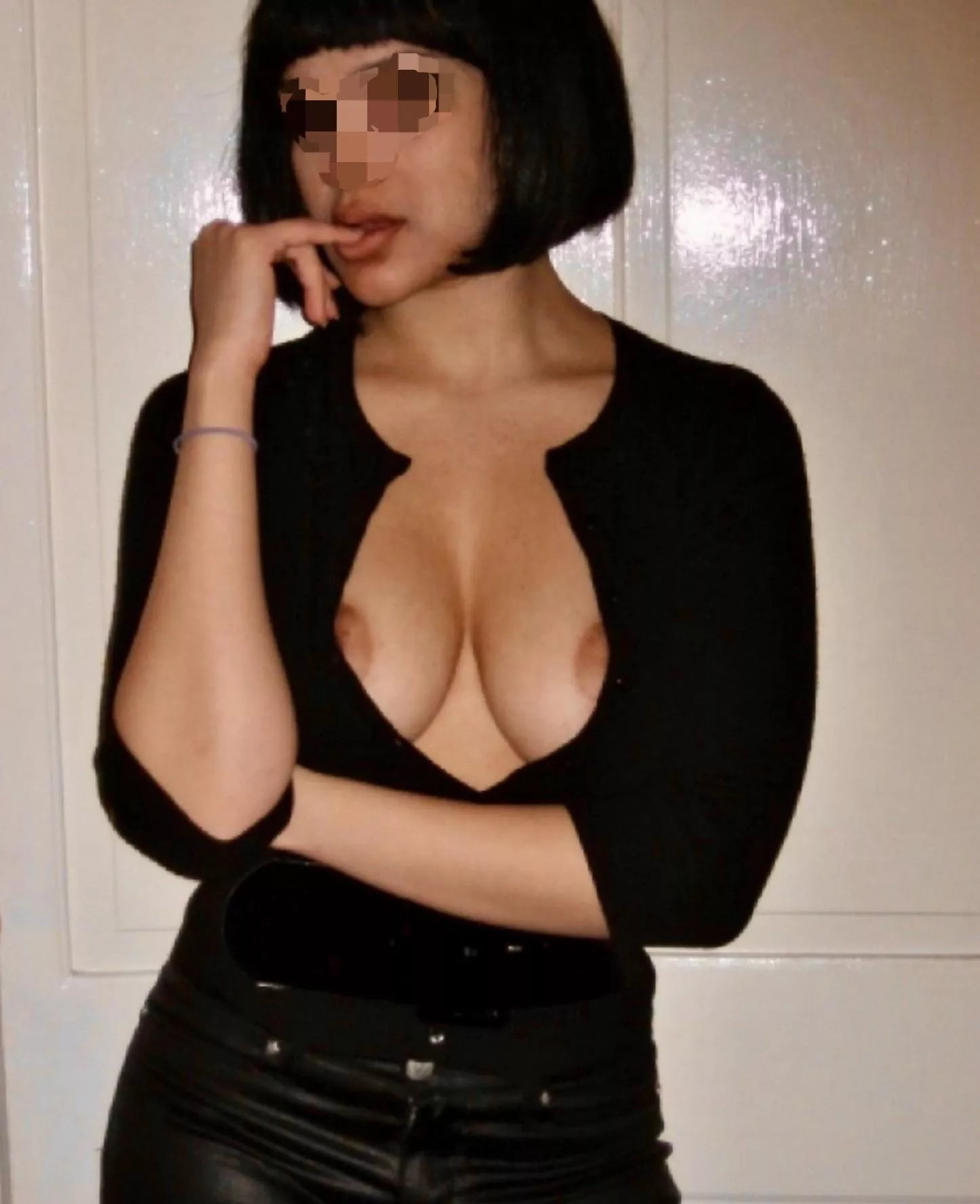 I feel like this outfit would look good with a nice pearl necklace 😏 posted by Deadly_NiteShade