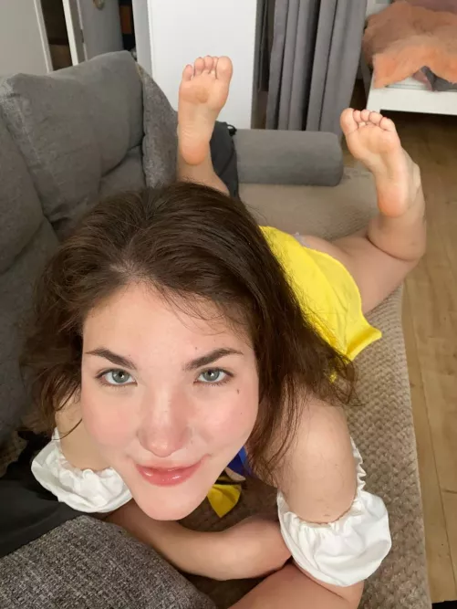 Kiss my perfect little soles by ankagoddess