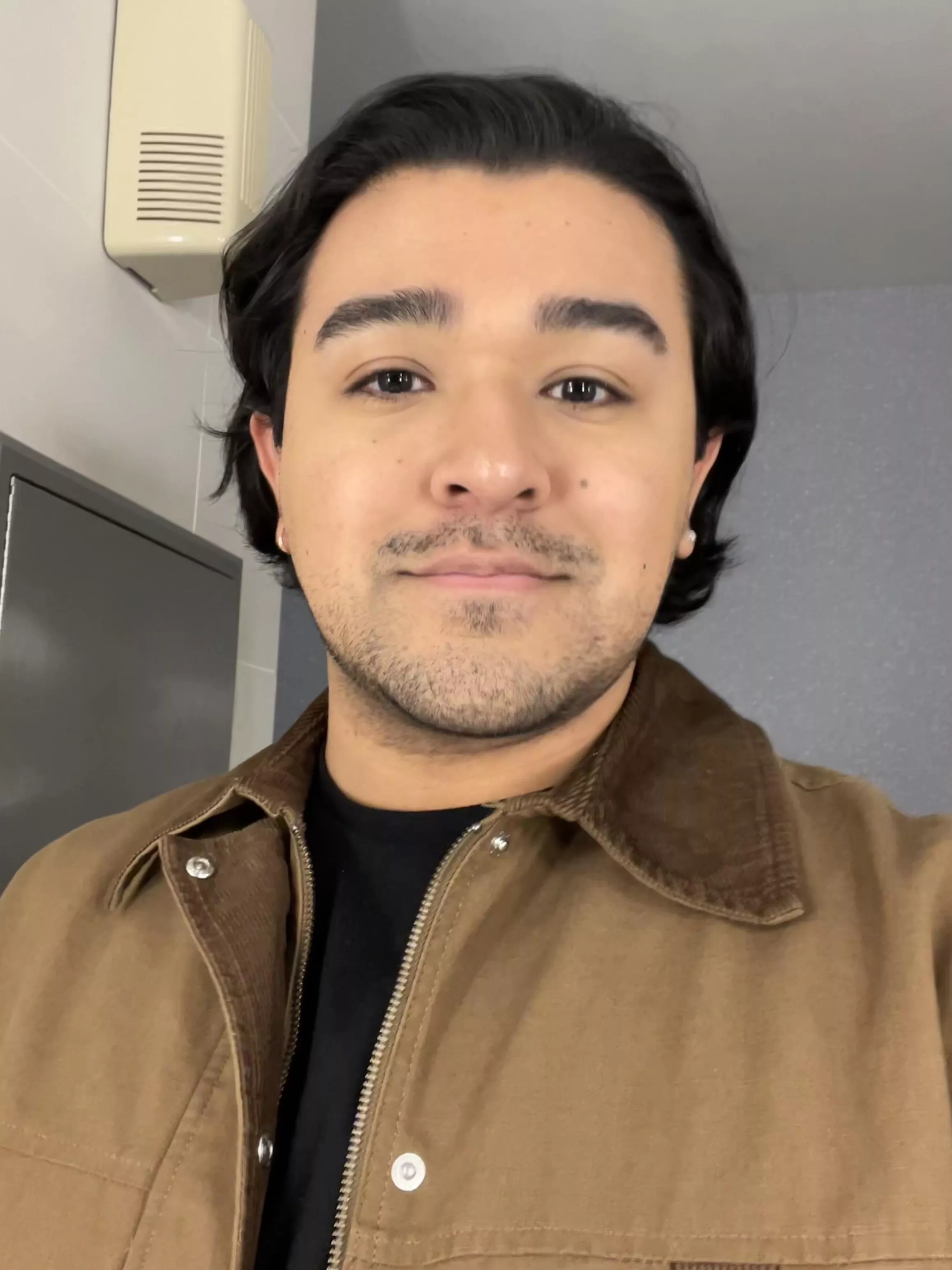 sneaking a selfie from work ✌🏽😬 posted by santisilver94