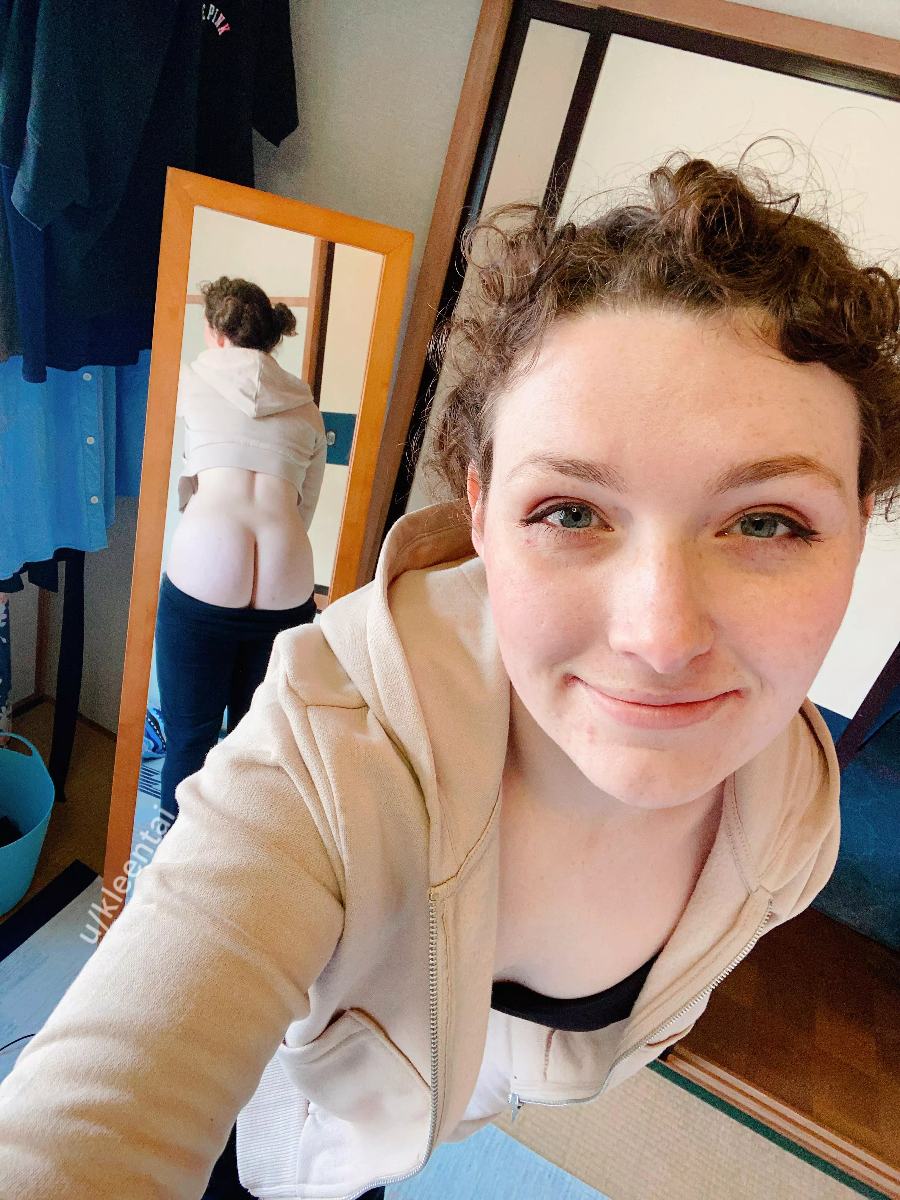 Take a look behind me [f] posted by kleentai