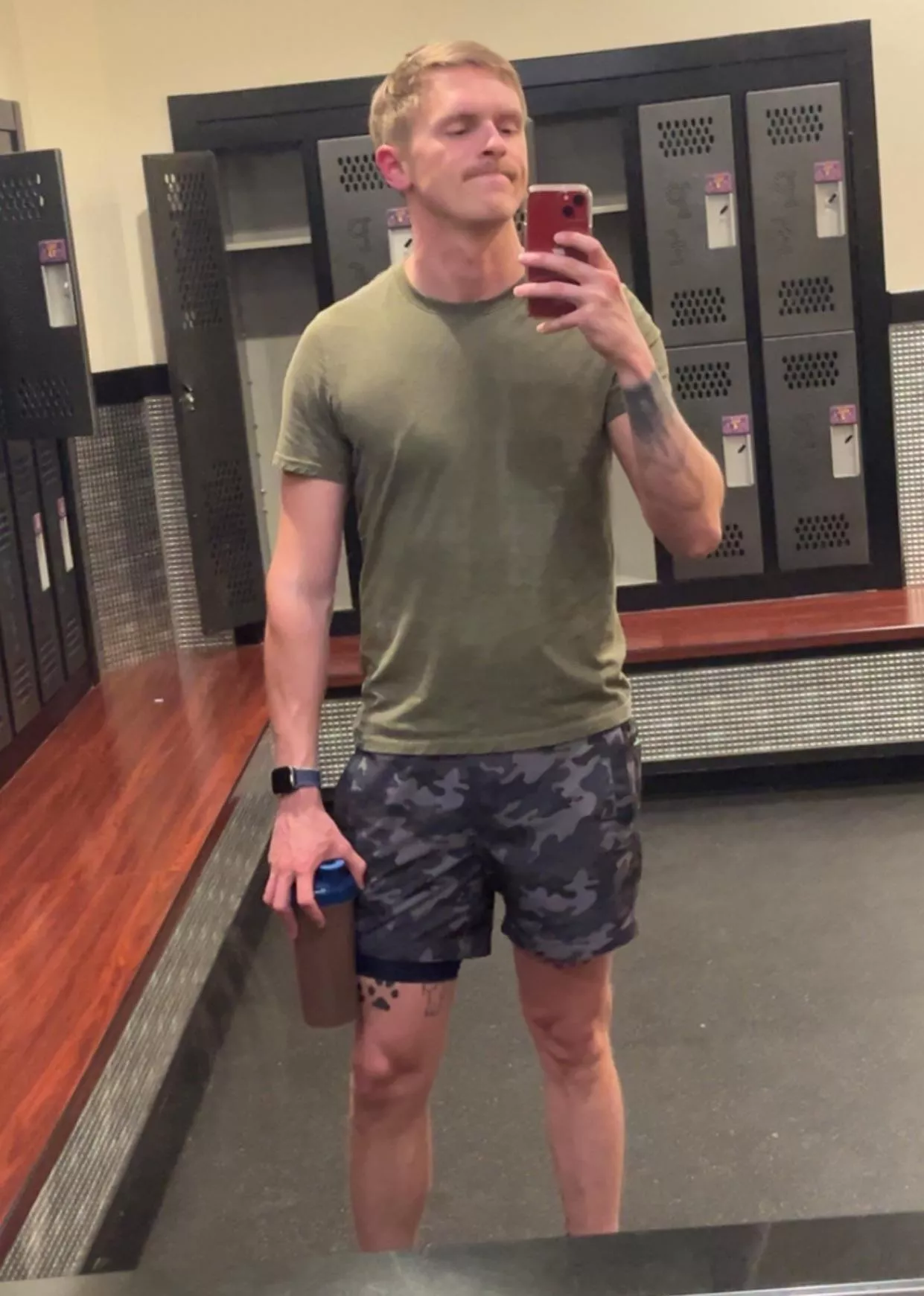 There was a sign that said ‘no selfies’ posted by warnern28