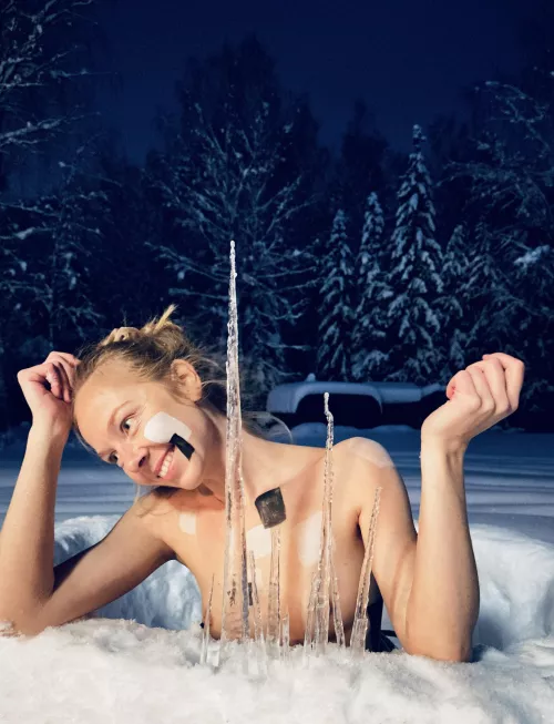 -20 degrees, bare butt and smiling by Artanni55