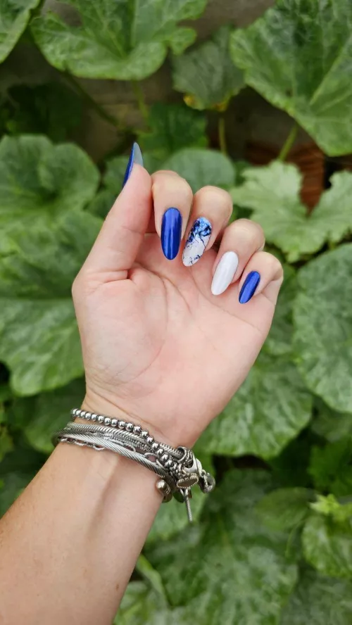 anyone wanna swap nail pics, text me💙🤍 by Namotyzo_