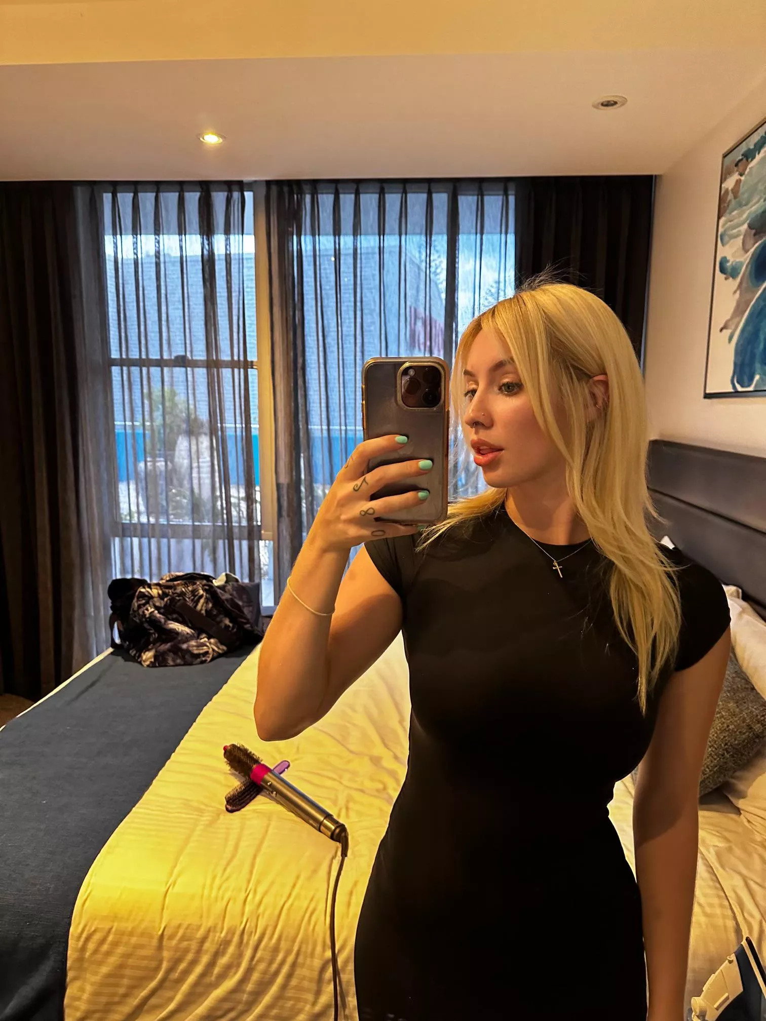 Black is my colour 25F posted by maddyjames99