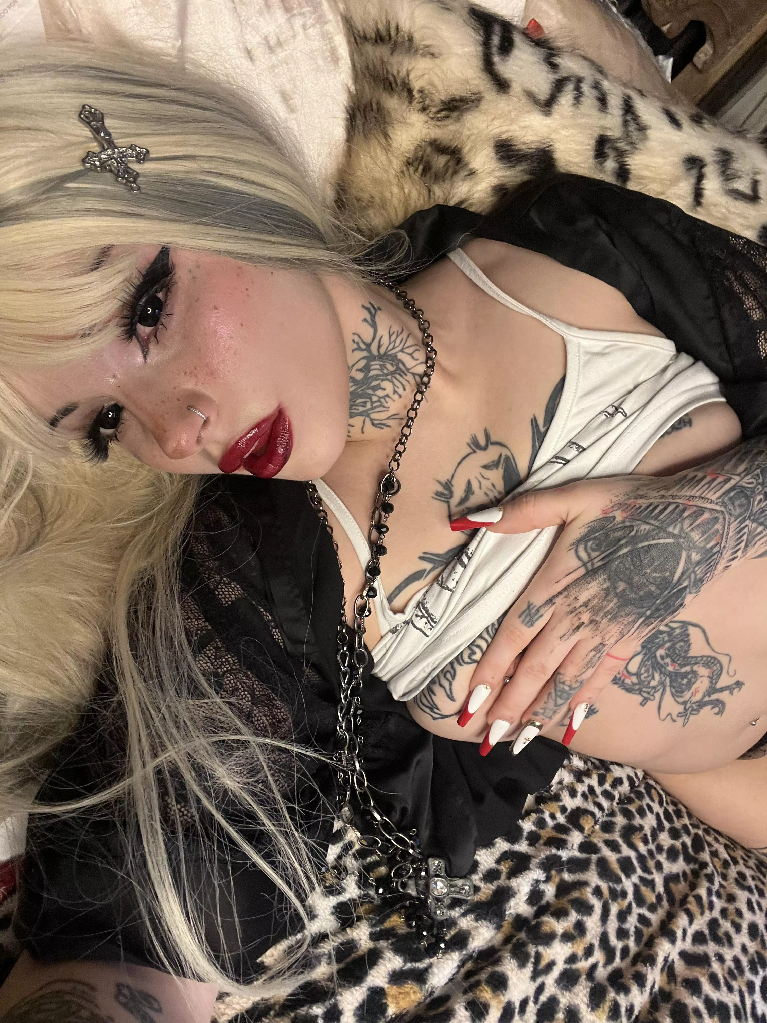 Could I convince you to cum in my ass or would you rather give me a facial?  posted by Mantasticles