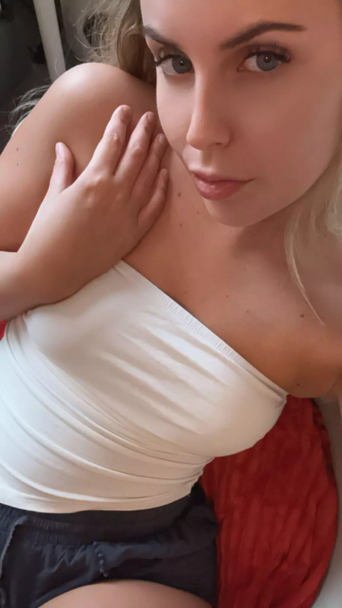 like my new top? 19F  posted by DarwinBobo540