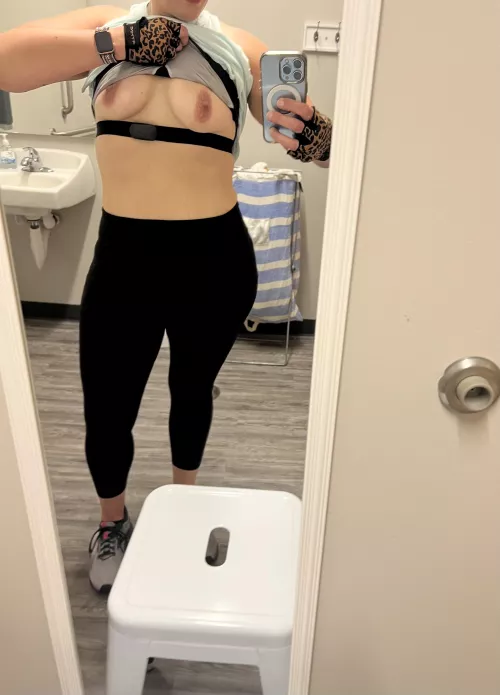 Starting my Monday off with chest day at the gym ;) by RaynaNThunder