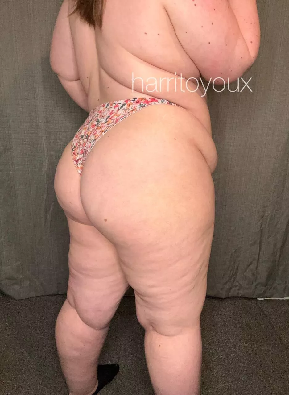 Teacher with a mombod.. dangerous combo! posted by harritoyou_x