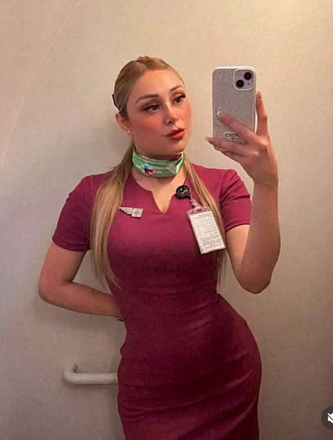 Those hips… 🇲🇽 posted by IkarusAndTheSun