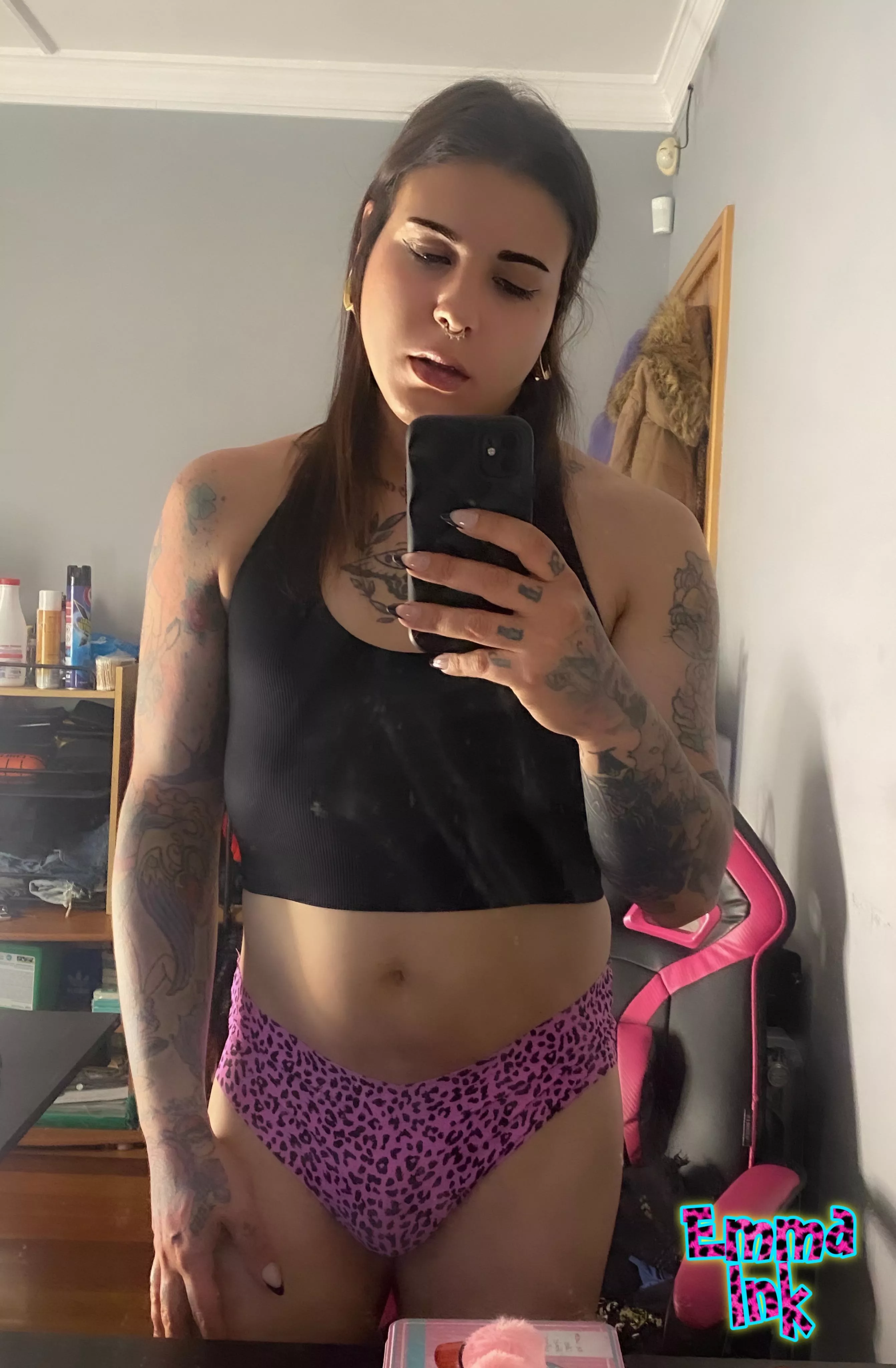 Time to rest after the gym 🖤🩷 posted by emmaink-trans