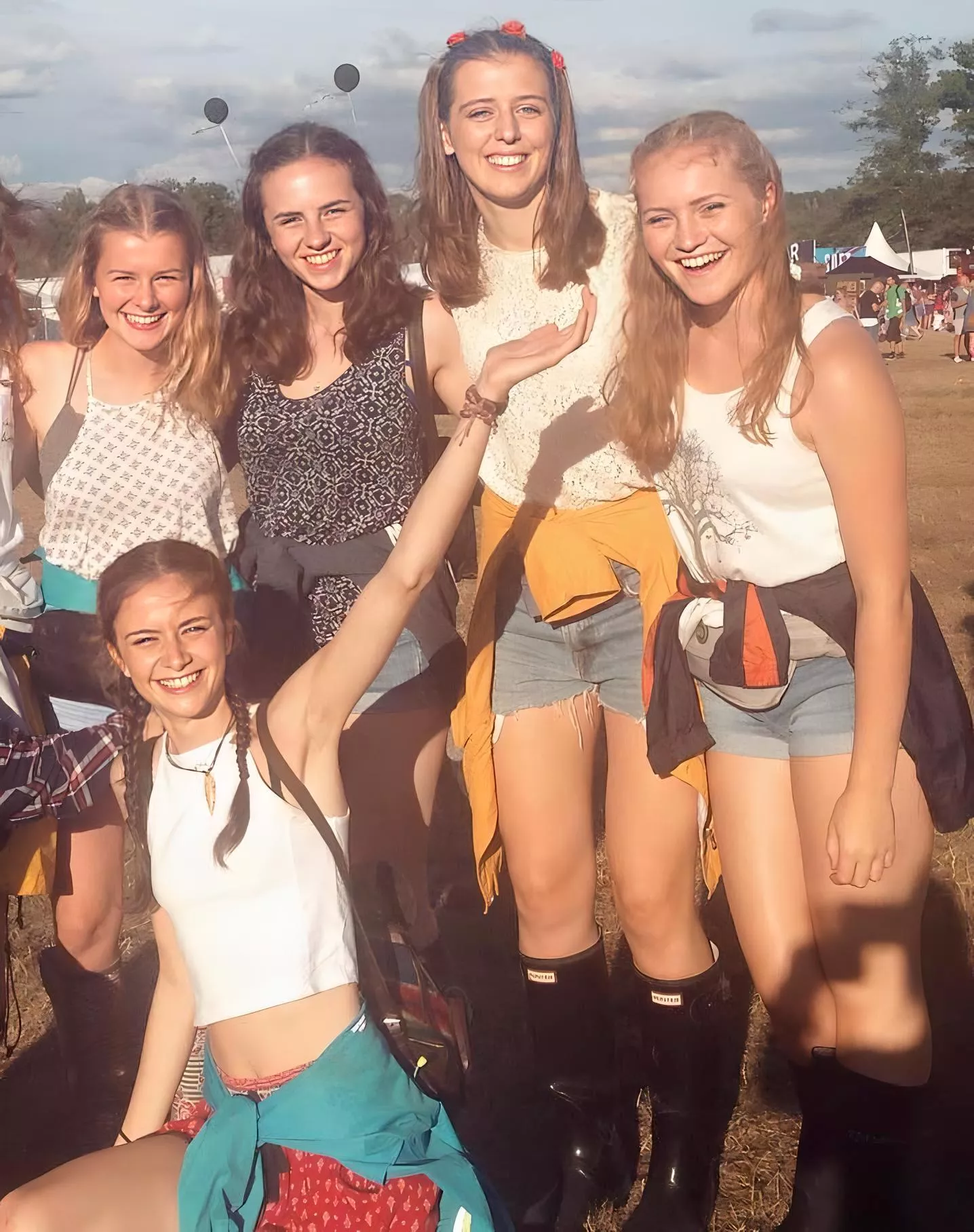 [5] - number 1 on her knees posted by PwoPwo97