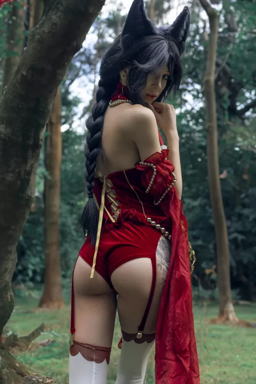 Ahri from behind (by Whiteeefox) by CharmingAngelbaby