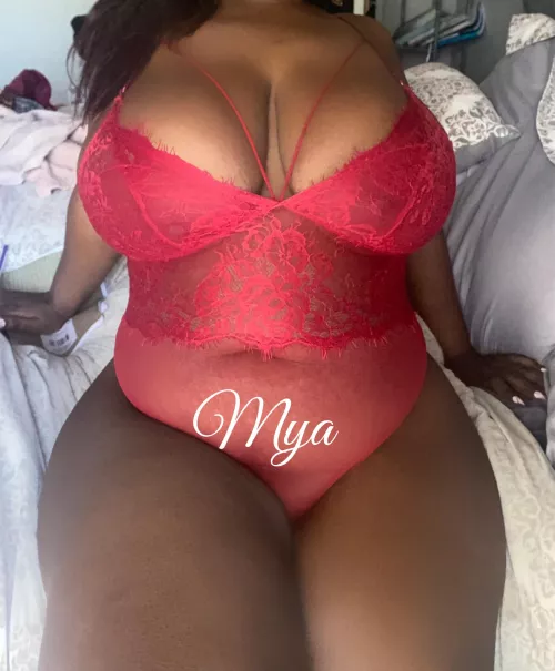 All I am missing is your head between my thighs by Curvymya